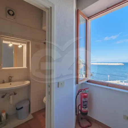 Casa Vittoria Sul Lungomare - Goelba דירה