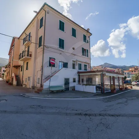 Casa Vittoria Sul Lungomare - Goelba アパート